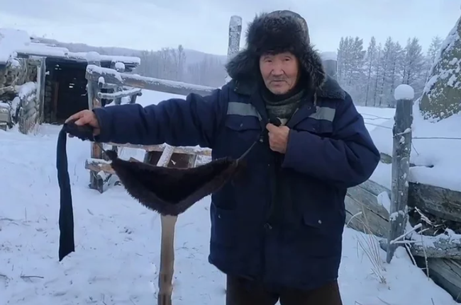 Bác nông dân Nga tự chế bikini để đàn bò chống chọi cái lạnh -50 độ C - Ảnh 3.