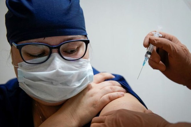 Một nhân viên y tế Nga được tiêm vắc xin Sputnik V /// Reuters