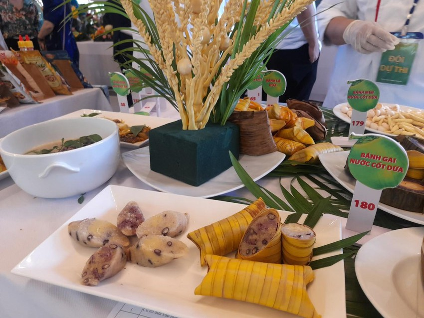 Провинция Бенче побила вьетнамский рекорд и установила мировой рекорд по приготовлению 222 блюд из кокоса.