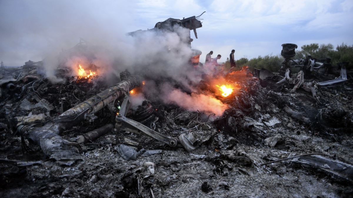 Hiện trường vụ bắn rơi máy bay MH17 tại miền đông Ukraine năm 2014. Ảnh: Reuters.