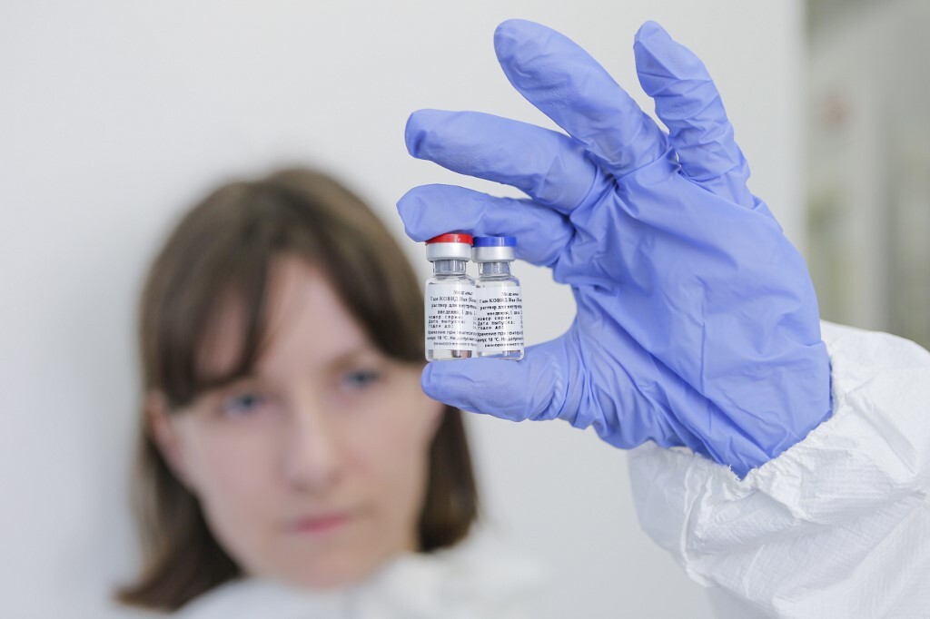 Kỹ thuật viên cầm vaccine do Nga phát triển tại Viện Gamaleya ngày 6/8. Ảnh: AFP.