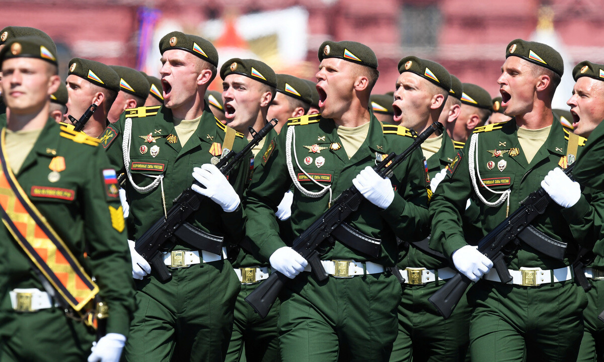 Lính Nga diễu qua lễ đài trong Duyệt binh Chiến thắng sáng 24/6. Ảnh: Reuters.