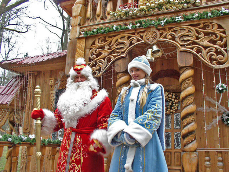 Ded Moroz (áo đỏ) và Snegurochka, phiên bản ông già Noel cùng trợ thủ là công chúa tuyết phiên bản Nga. Ảnh: Travel Triangle