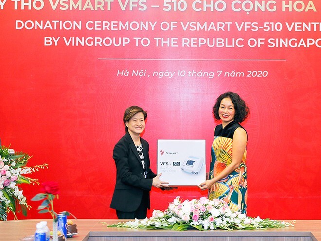 Phó chủ tịch Vingroup Lê Thị Thu Thủy trao tặng 200 máy thở cho bà Catherine Wong, Đại sứ Singapore tại VN	  /// Ảnh: CTV