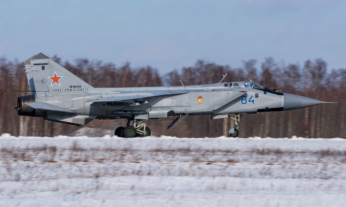 Tiêm kích MiG-31 sau một chuyến bay huấn luyện đầu năm nay. Ảnh: Russian Planes.