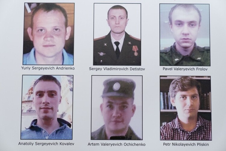 Ảnh và tên của 6 sĩ quan tình báo Nga được công bố trong một cuộc họp tại Bộ Tư pháp Mỹ hôm 19/10. Ảnh: AP.