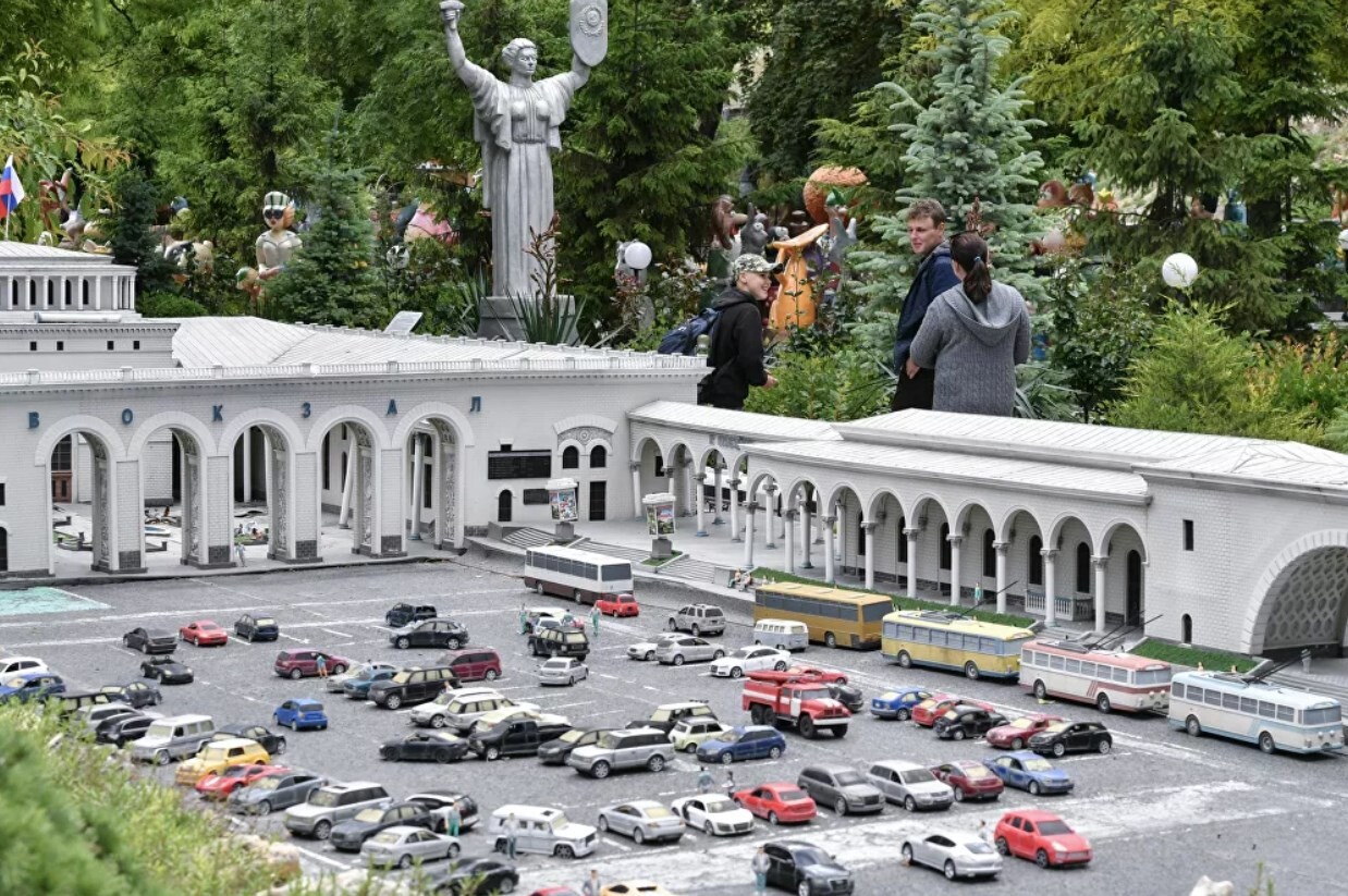 Mô hình nhà ga xe lửa Simferopol tại công viên Tiểu Crưm trong lòng bàn tay, ở thành phố Bakhchisarai