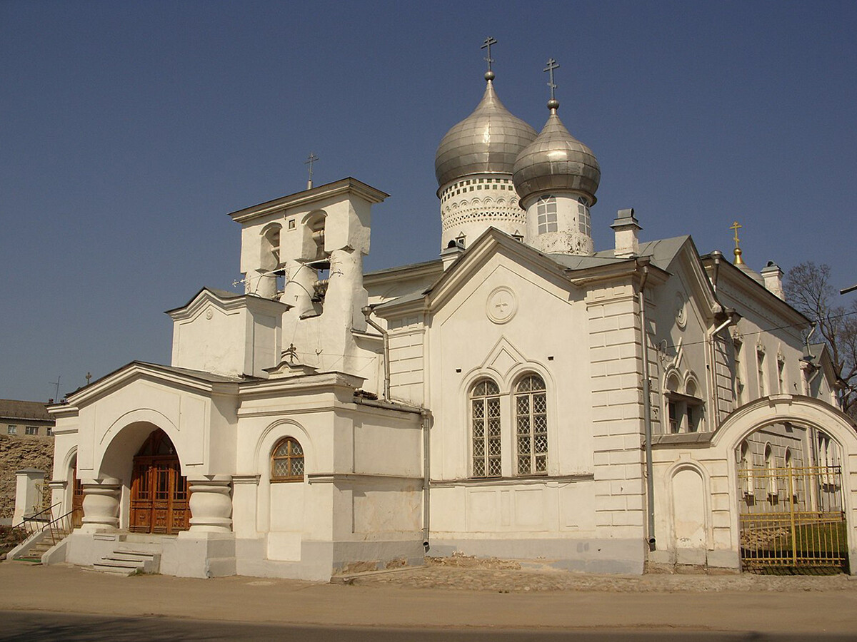 Nhà thờ Varlaam Khutynsky ở Pskov được xây dựng trong một ngày giữa dịch bệnh năm 1466. Công trình được thay thế bằng một tòa nhà bằng đá (như hình) vào năm 1495, tồn tại đến ngày nay. Ảnh: Gavrilov S.A.