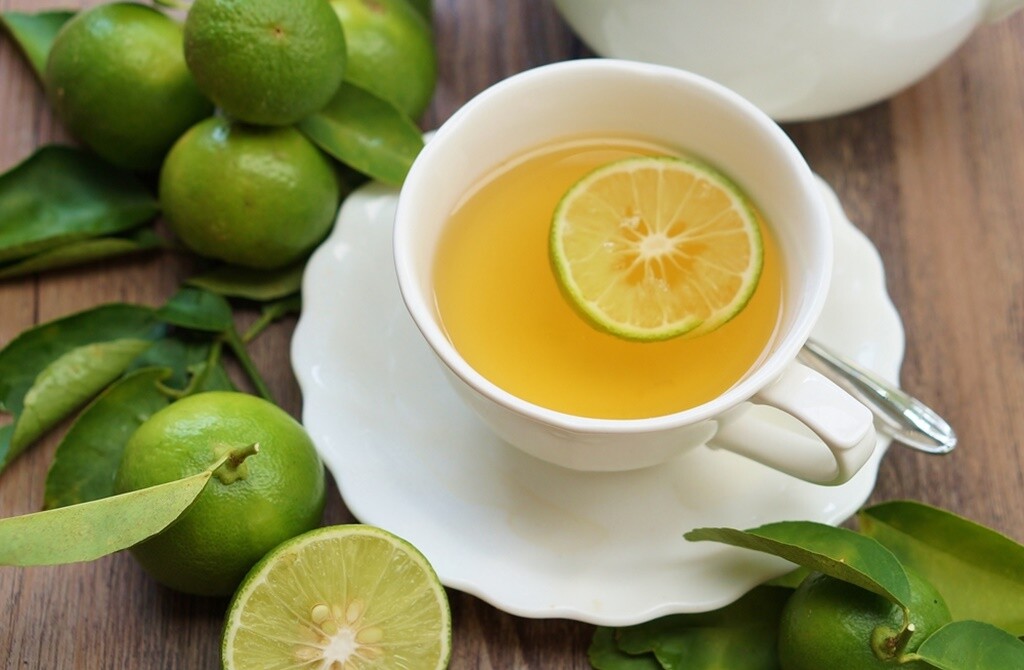 Зеленый чай с лаймом. Чай с лаймом. Зеленый чай с лимоном. Чай лимон лайм.