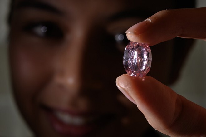 Viên kim cương hồng 14,83 carat vừa được bán đấu giá /// AFP